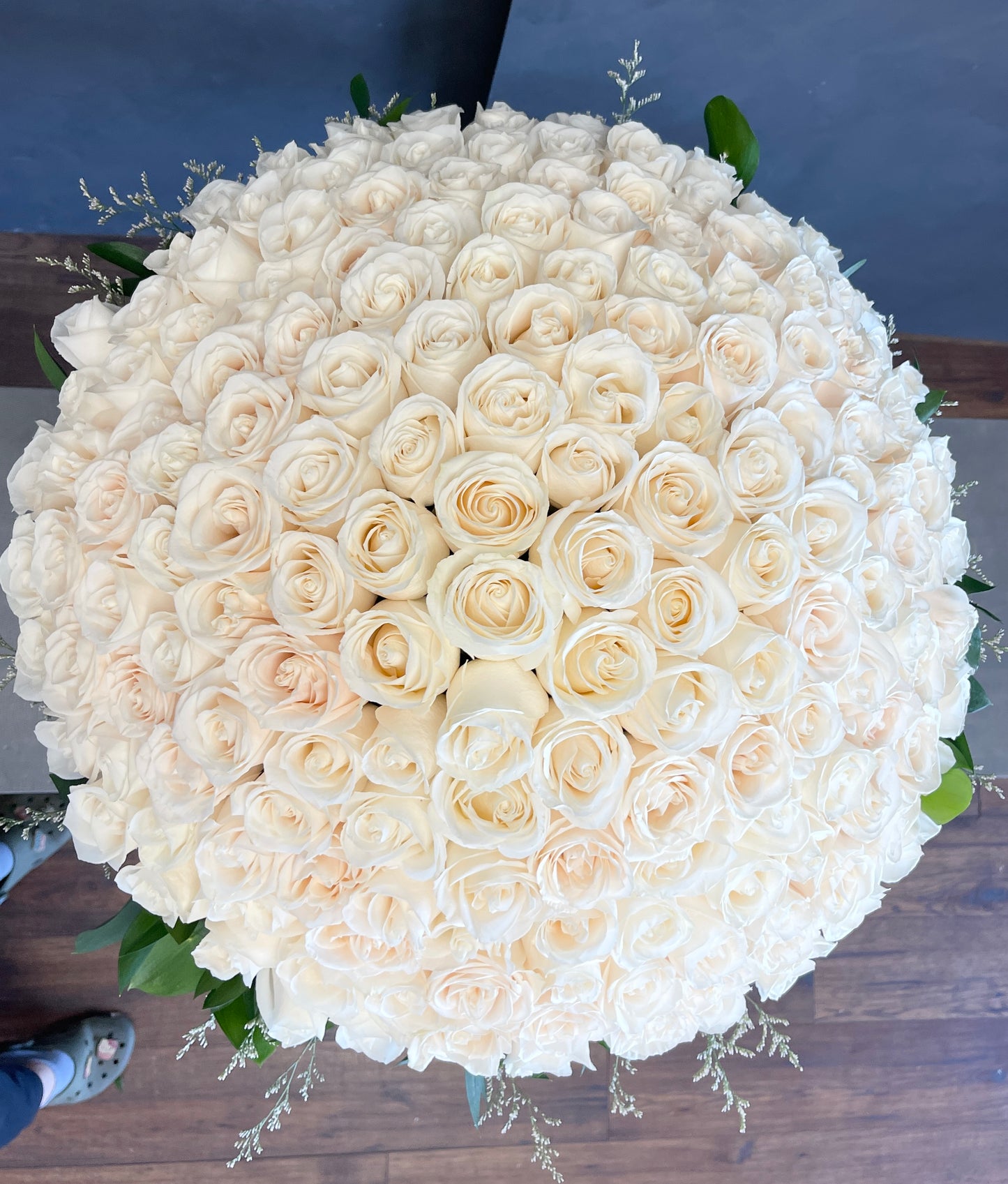 150 Roses White - Standing Bouquet