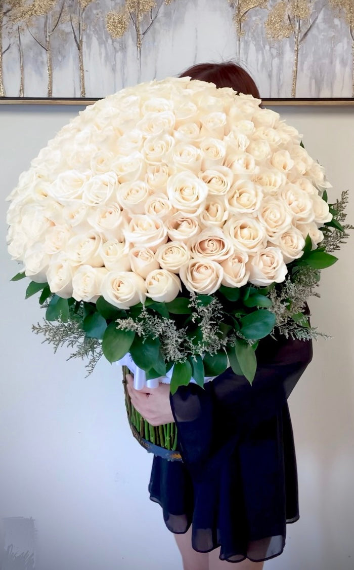 150 Roses White - Standing Bouquet