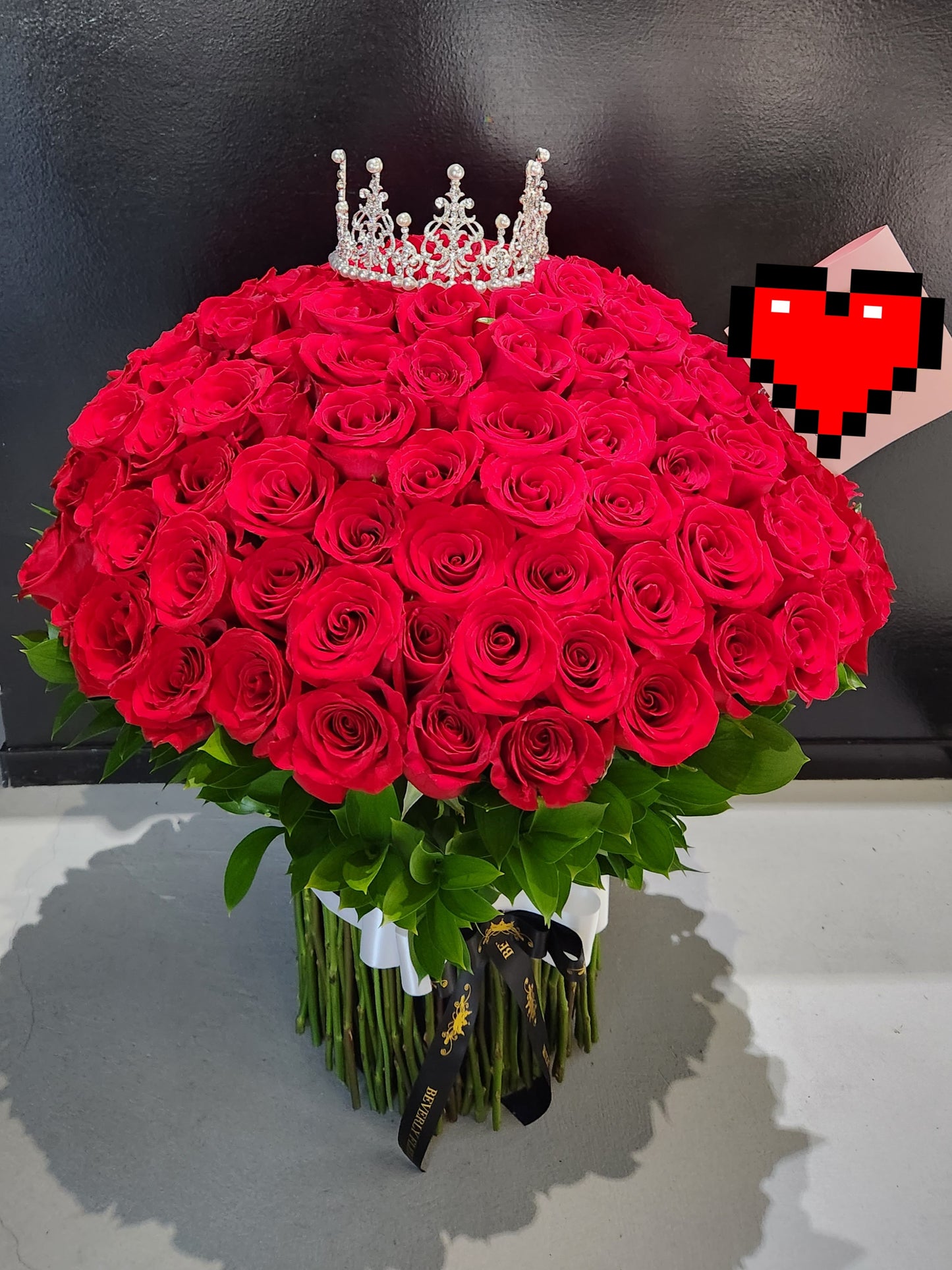 150 Red Roses With Crown - Holidays